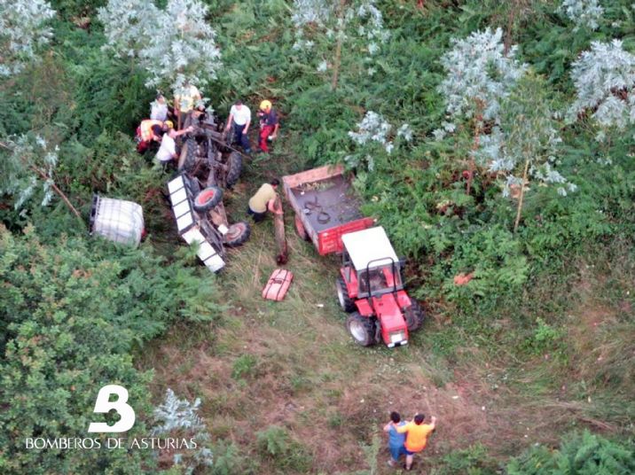 En la imagen el mdico-rescatador (chaleco naranja) en colaboracin con varios vecinos y un bombero-rescatador asisten al herido