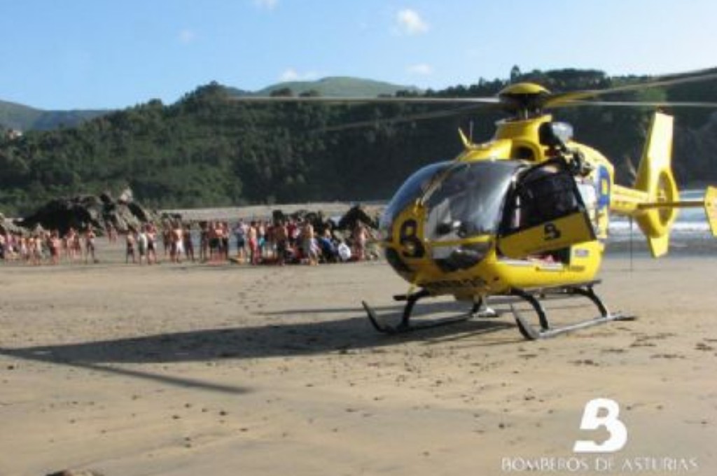El helicptero de Bomberos de Asturias en el arenal