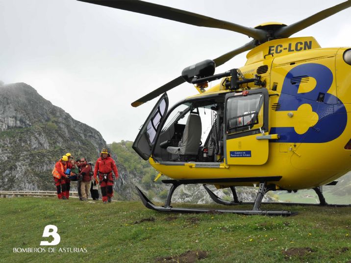 Momento en el que la mujer es trasladada al Helicptero Medicalizado de Bomberos de Asturias para su posterior evacuacin al Hospital de Arriondas