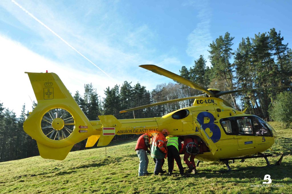 Evacuacin del herido al helicptero del Grupo de Rescate del SEPA