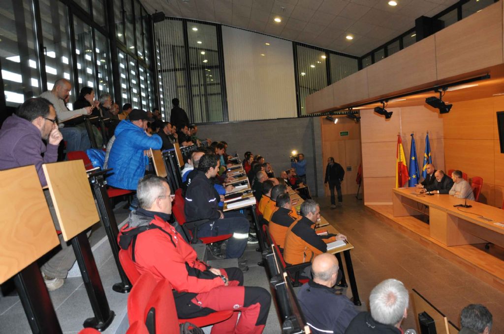 Asistentes al I Encuentro de Profesionales de la Montaa en Asturias durante la inaguracin de las charlas