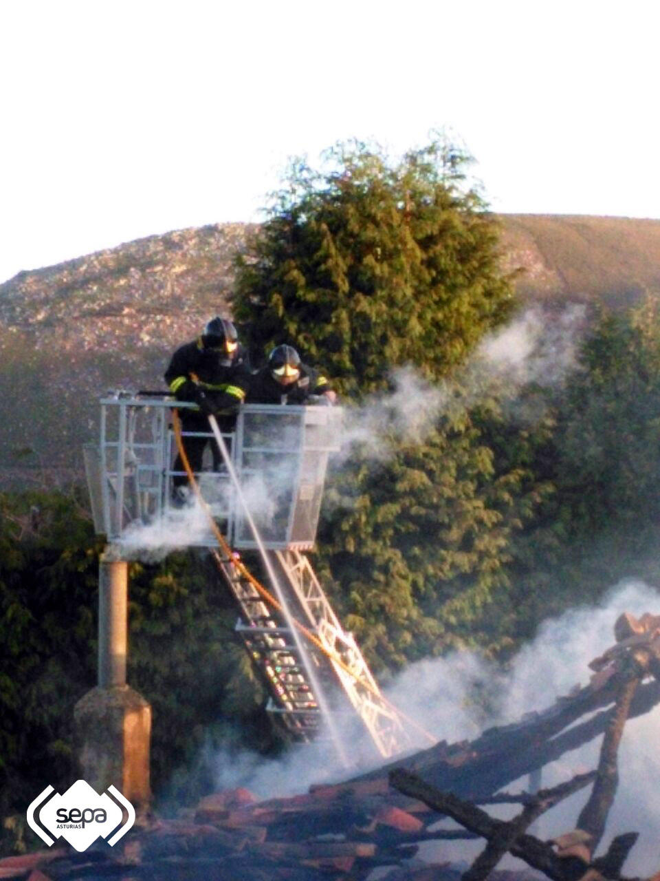 Los bomberos trabajando en la extincin del incendio