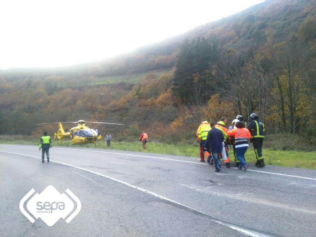 Momento de evacuacin del herido al helicptero del SEPA para su traslado al HUCA