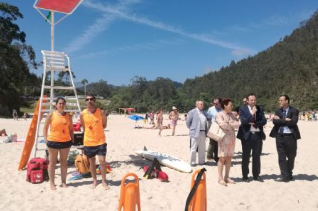 Los responsables del Gobierno del Principado en la playa de La Franca en Ribadedeva donde presenciaron un simulacro de rescate