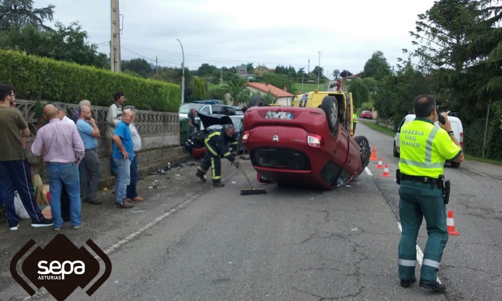 Bomberos de Villaviciosa en el accidente de San Justo.
