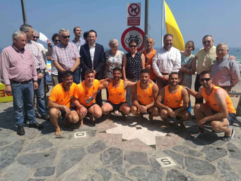 Equipo de salvamento de la playa de Aguilar en Muros del Naln y diversos responsables politicos autonmicos y municipales