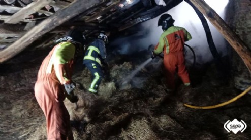 Labores de extinción en el incendio de un pajar en Carreño