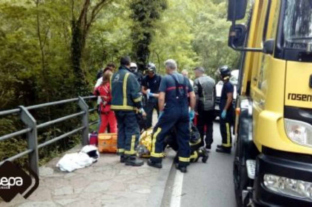 Bomberos del SEPA en el accidente de trfico de Covadonga, Cangas de Ons.