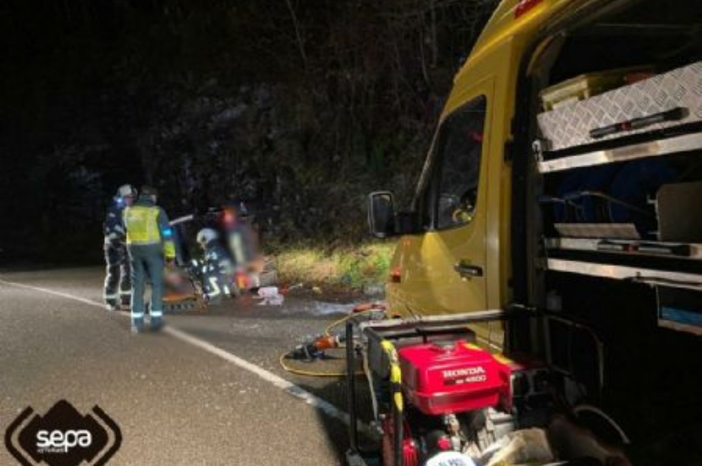 Bomberos de Villaviciosa en el lugar del accidente de trfico en la carretera de Sietes.