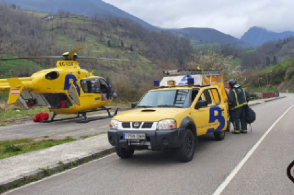 Intervencin del Grupo de Rescate y de los Bomberos de Proaza en el accidente de Quirs.