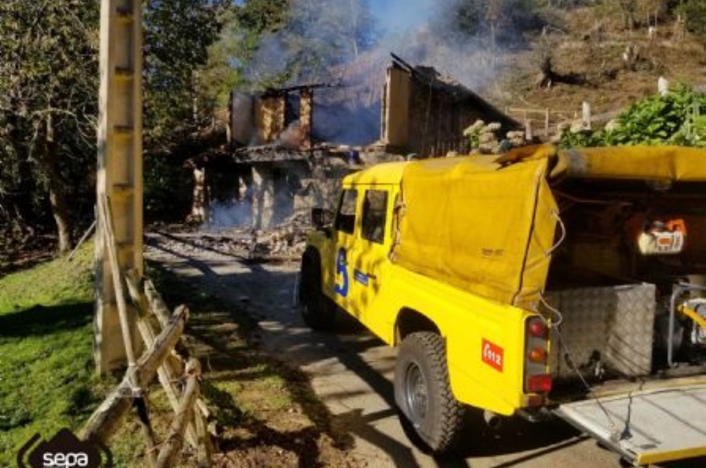 Intervencin de Bomberos de Mieres en el incendio de La Espina, Langreo.