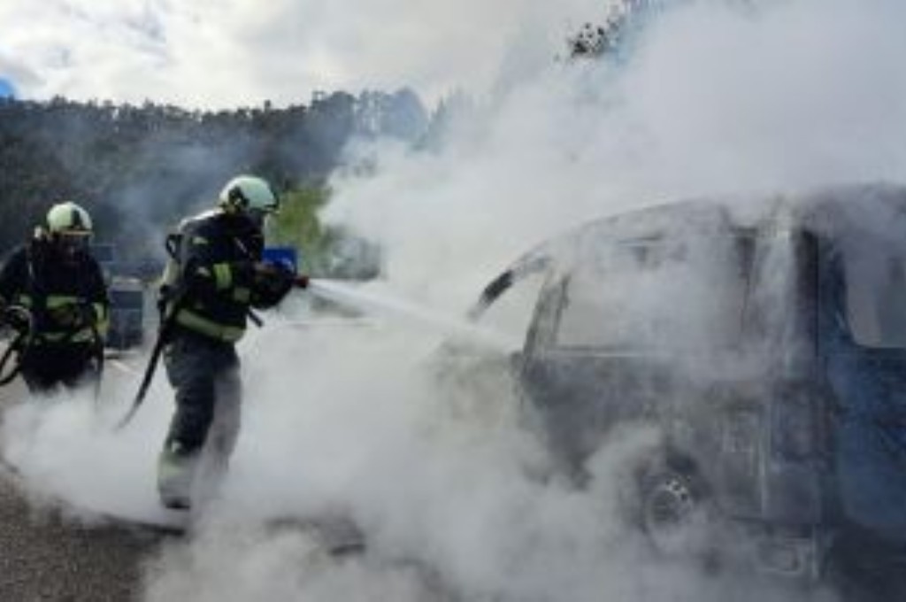 Bomberos de Villavicisoa trabajando en la extincin del incendio de una furgoneta.